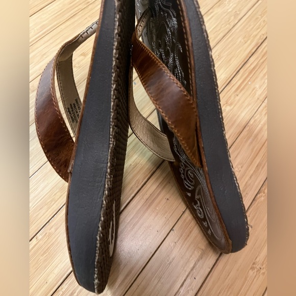 Olukai Paniolo women’s embossed leather sandal - Picture 6 of 7